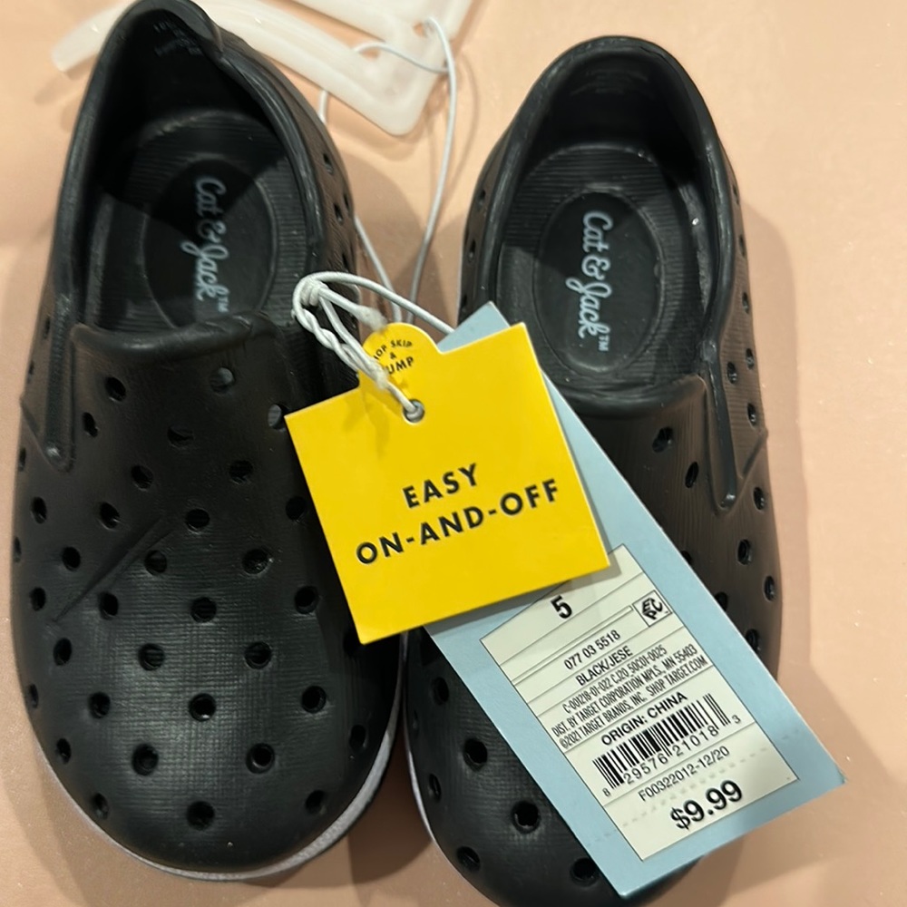 NWT Child’s 5 Cat & Jack black shoes